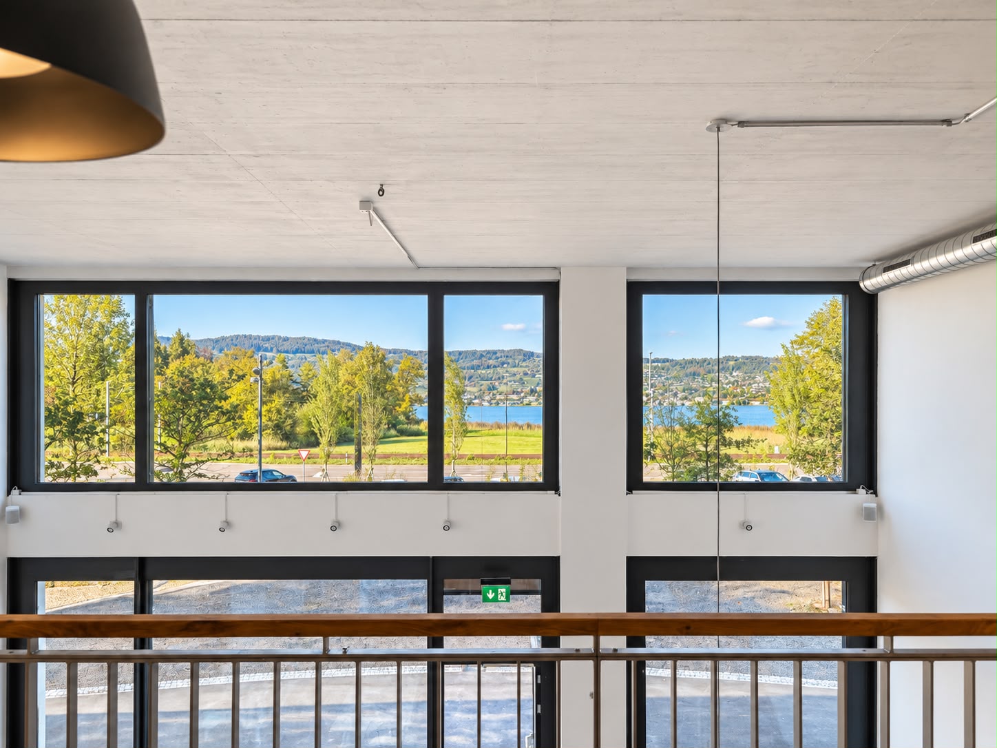 Seesicht aus der Galerie: Blick durch die grossen Fenster auf den Zürichsee